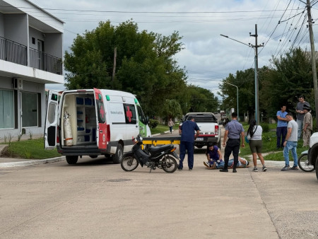 Colisión entre una camioneta y una moto dejó como saldo una mujer herida